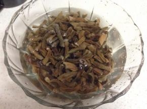 干豆角提前用温水泡几小时，捞出沥干水待用