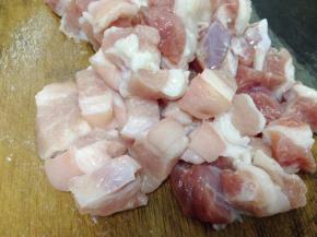 五花肉洗净切成小块