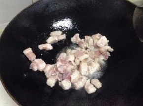 锅里放入少许油，倒入五花肉，炒至变色