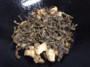 加入干豆角炒均匀。