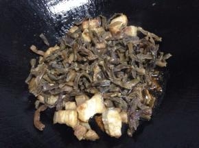 加入干豆角炒均匀。