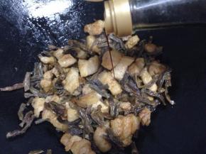 再加入生抽、老抽上色炒均匀，