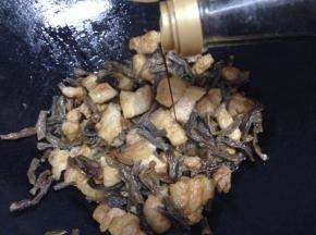 再加入生抽、老抽上色炒均匀，