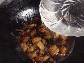 加入适量的开水（冷水也可以）