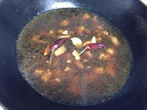 把辣椒和八角姜加入~盖上盖子大火开，转小火烧至45~1小时左右。