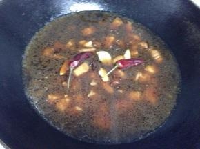 把辣椒和八角姜加入~盖上盖子大火开，转小火烧至45~1小时左右。