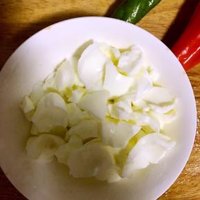 1.熟蛋白掰成小块