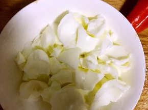 1.熟蛋白掰成小块