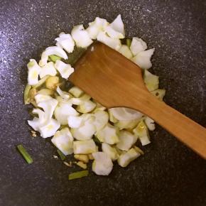 5.加入蛋白翻炒