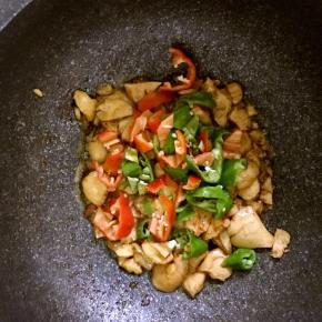 7.待闷到快没汤汁时候，倒入青红椒，并大火收汁