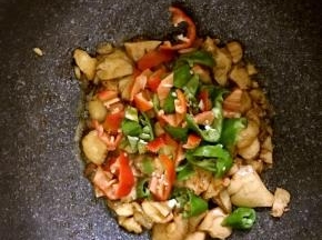 7.待闷到快没汤汁时候，倒入青红椒，并大火收汁