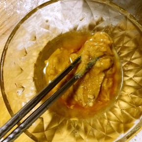 3.发酵过程中调制酱料，将适量花生酱放入碗中，加入花生油，盐，搅拌均匀