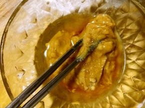 3.发酵过程中调制酱料，将适量花生酱放入碗中，加入花生油，盐，搅拌均匀