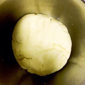 6.用手抓拌成团，因为黄油打发的程度不同，会出现面团软硬度不同的情况，如果面团较软，可以装入保鲜袋，放冰箱冷藏一个小时，我的面团没有冷藏！