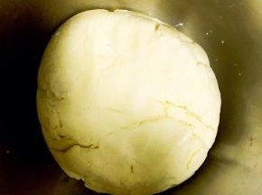 6.用手抓拌成团，因为黄油打发的程度不同，会出现面团软硬度不同的情况，如果面团较软，可以装入保鲜袋，放冰箱冷藏一个小时，我的面团没有冷藏！