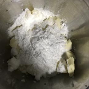 2.将软化好的黄油筛入糖粉，盐，搅拌均匀