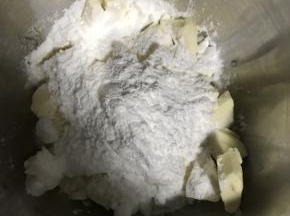 2.将软化好的黄油筛入糖粉，盐，搅拌均匀