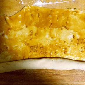 7.将花生酱均匀的涂抹在面片上，并卷起