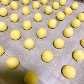 7.取一小块面团，用手心滚成圆球状，摆入烤盘。我的大概10克每个，我喜欢小一点的，看着好看