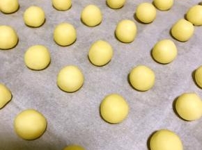 7.取一小块面团，用手心滚成圆球状，摆入烤盘。我的大概10克每个，我喜欢小一点的，看着好看