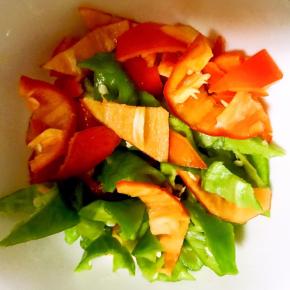 3.青红椒洗净切块备用