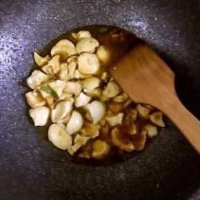 6.加入生抽，耗油，十三香，适量盐，并加入一小碗清水翻拌均匀后，小火闷，以便蛋白入味！