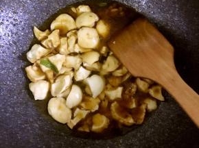 6.加入生抽，耗油，十三香，适量盐，并加入一小碗清水翻拌均匀后，小火闷，以便蛋白入味！