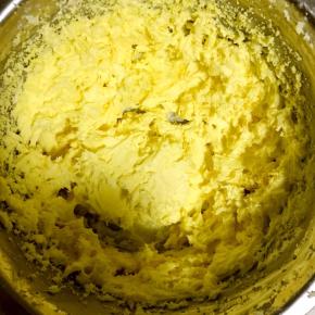 4.将蛋黄与黄油再次搅拌均匀