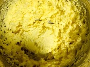 4.将蛋黄与黄油再次搅拌均匀