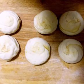 9.两边封口，旋转按压成图示