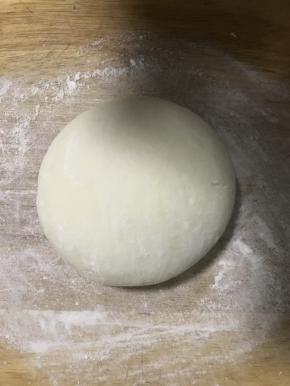 5.面团再次揉圆排气