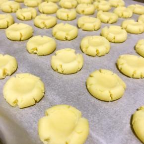 8.预热烤箱170度，同时用拇指按小面团的中间，使其呈现自然开裂状态。全部按完后，送入预热好的烤箱，烘烤约15分，后几分钟看好烤箱，及时加盖锡纸，以防上色过重