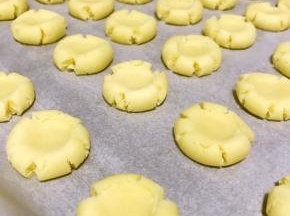 8.预热烤箱170度，同时用拇指按小面团的中间，使其呈现自然开裂状态。全部按完后，送入预热好的烤箱，烘烤约15分，后几分钟看好烤箱，及时加盖锡纸，以防上色过重