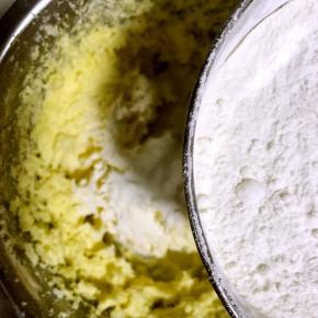 5.筛入低筋面粉，玉米淀粉