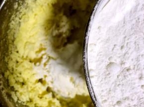 5.筛入低筋面粉，玉米淀粉