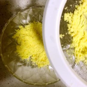 1.鸡蛋煮熟，放凉后取蛋黄过筛