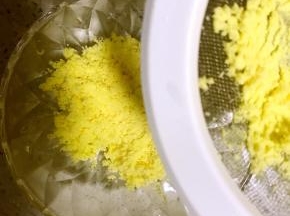 1.鸡蛋煮熟，放凉后取蛋黄过筛