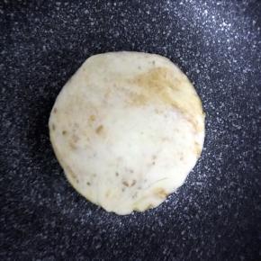 11.松弛15分钟，热锅放油，两面均匀上色，饼皮鼓起证明熟了