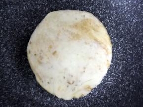 11.松弛15分钟，热锅放油，两面均匀上色，饼皮鼓起证明熟了