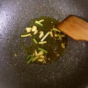 4.锅中加适量植物油，油热后爆香葱蒜