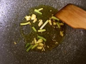 4.锅中加适量植物油，油热后爆香葱蒜
