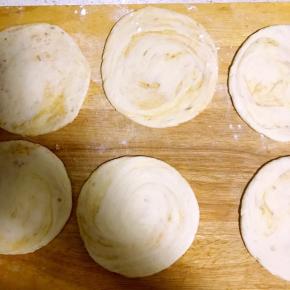 10.依次擀成均匀的饼状，厚度约0.7厘米