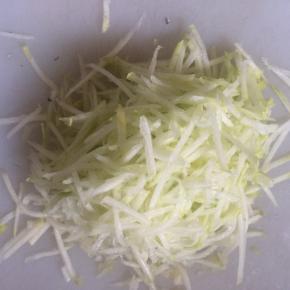 用擦丝器，擦成细丝。