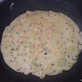 翻面，将另一面也煎熟即可。