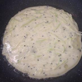 平底锅抹油，舀入一勺面糊，转动锅子，小火煎熟。