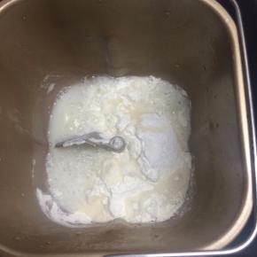 面包机内先将粉糖盐拌匀后，缓慢加入95度的水