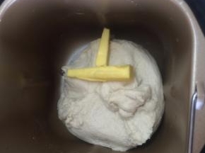 加入黄油继续搅拌