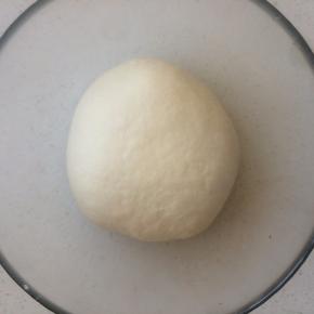 将面团收光滚圆置于26度环境下发酵60--90分钟