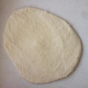 将发酵好的面团倒出，排气