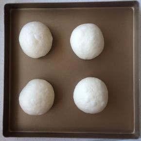 分割，滚圆，如果是准备做加盖的就分125克一个面团，如果是不想加盖的，就直接平均分